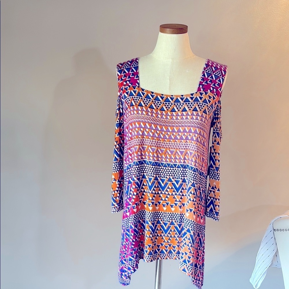 NWT Thomas & Olivia Geometric Patterned Women's cold shoulder Top tunic relax Sm